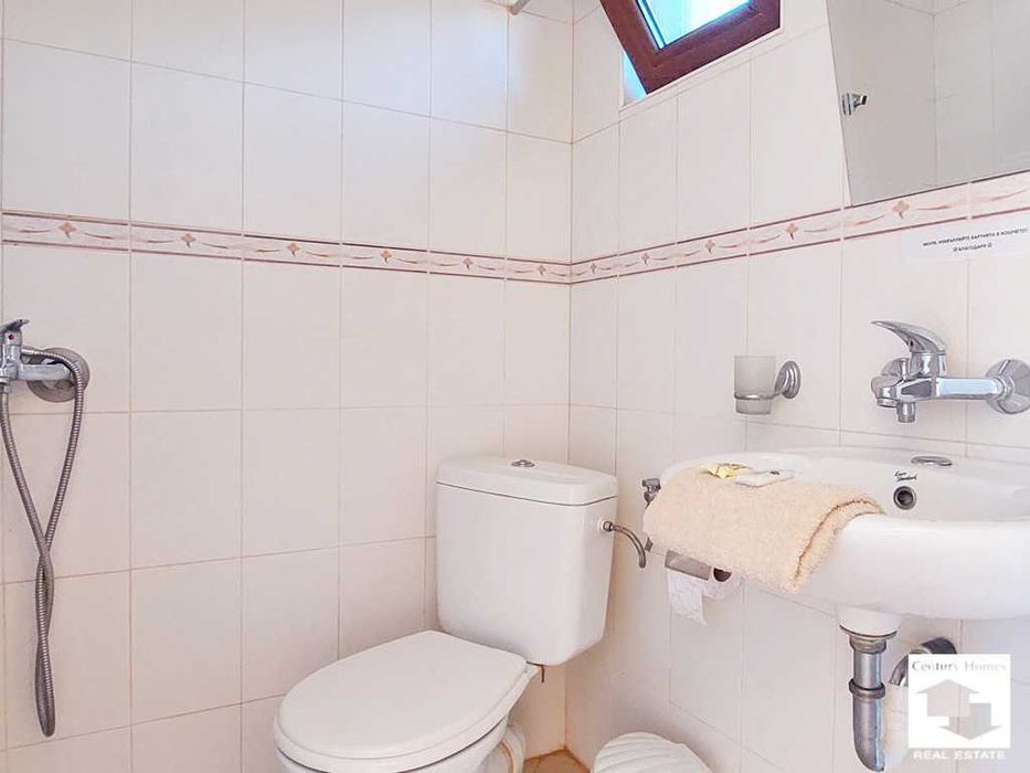 116249 Къща с 8 спални, механа и добре аранжиран двор в с. Емен