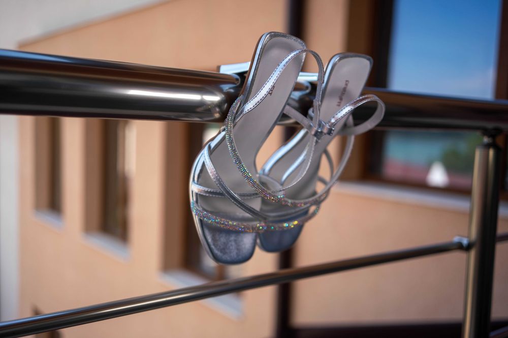 Сватбена рокля с паднали ръкави