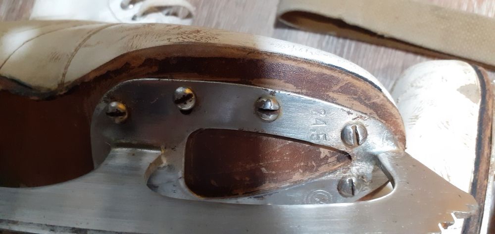 Коньки фигурные спортивные