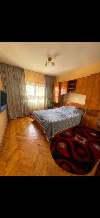 Inchiriez apartament 4 Camere Aleea Teilor