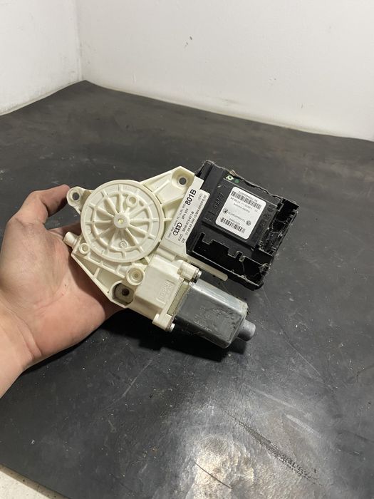 Motoras geam stanga spate Audi A3 8P 8P4959801B  2004-2009