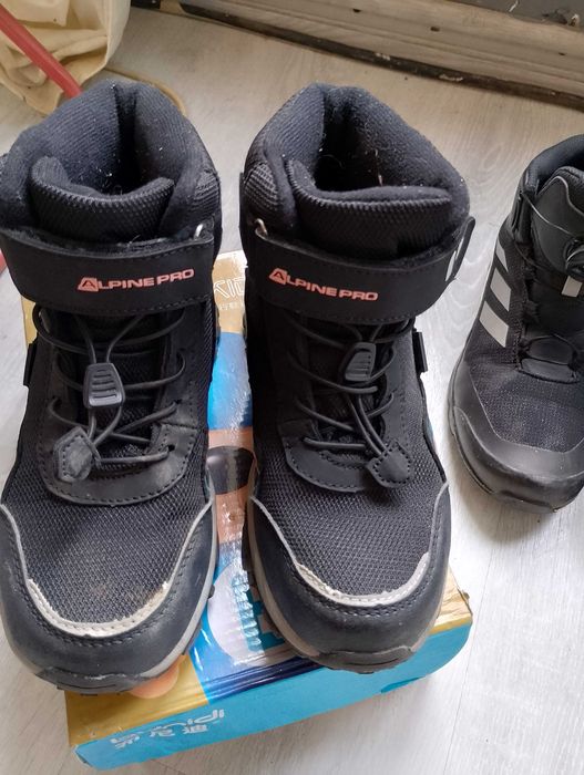 Продавам ботуши и маратонки.