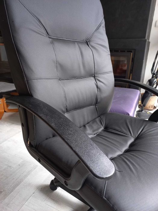 Продавам офис стол