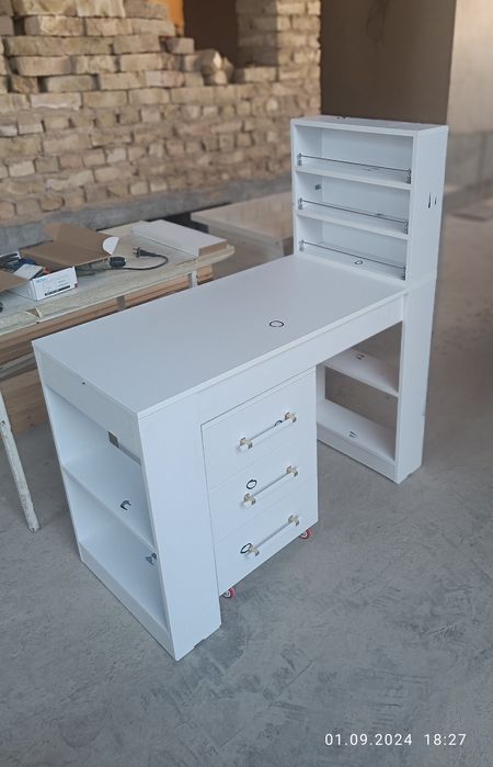 Маникюрный стол продаётся.