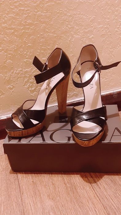 Босоножки. Высокий каблук.