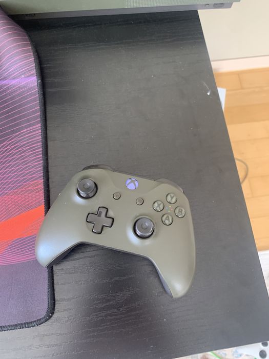 продам xbox one s с 2 джойстиками