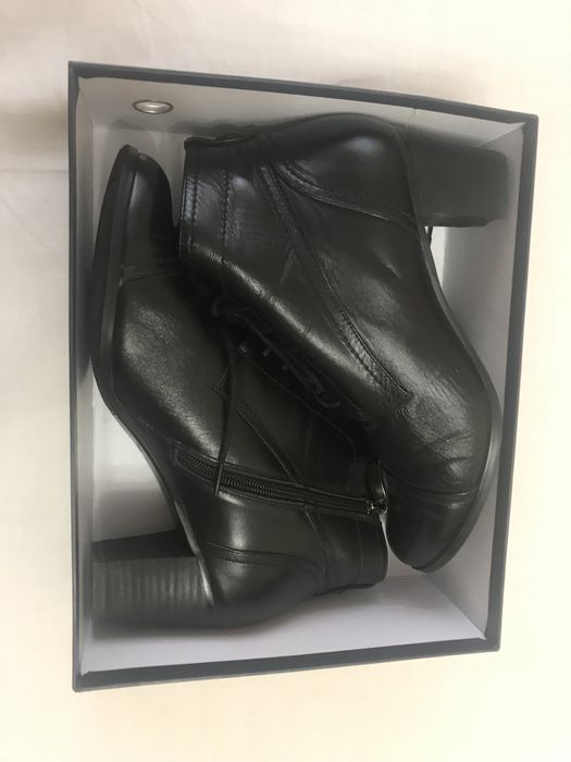 Продам 2 пары осенних полусапожек