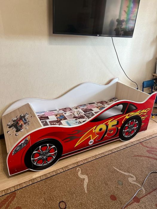 Кровать-машина для маленького гонщика