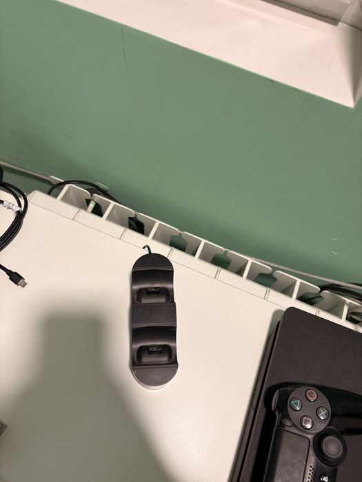 Продавам употребяван ps4 и два контролера и оригинално зарядно за тях.