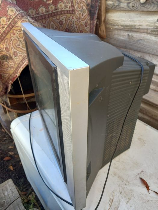 Телевизор LG 2 продам