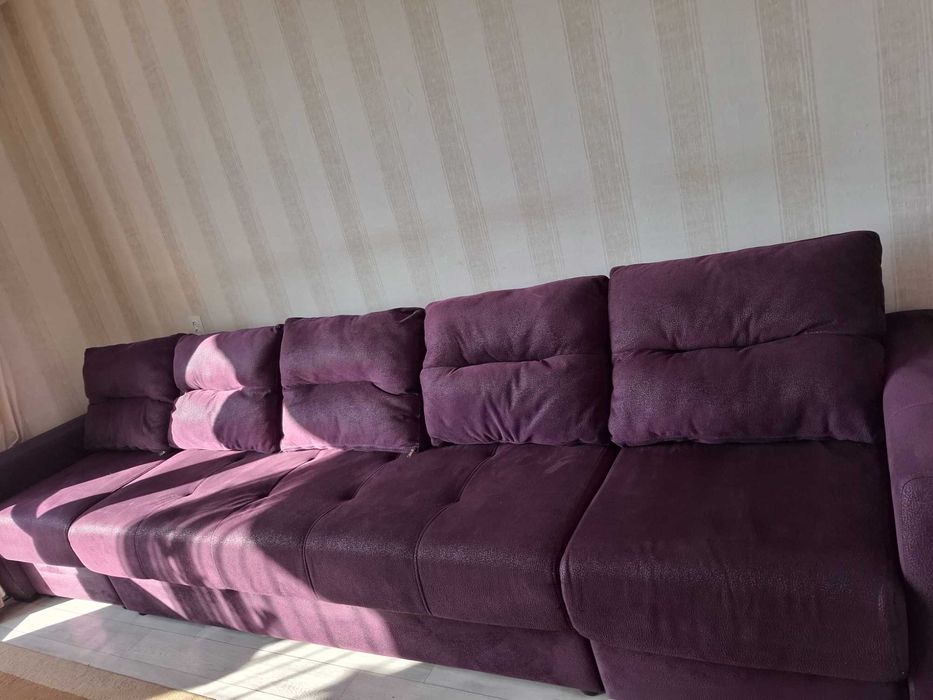 Продается диван для гостиной.
