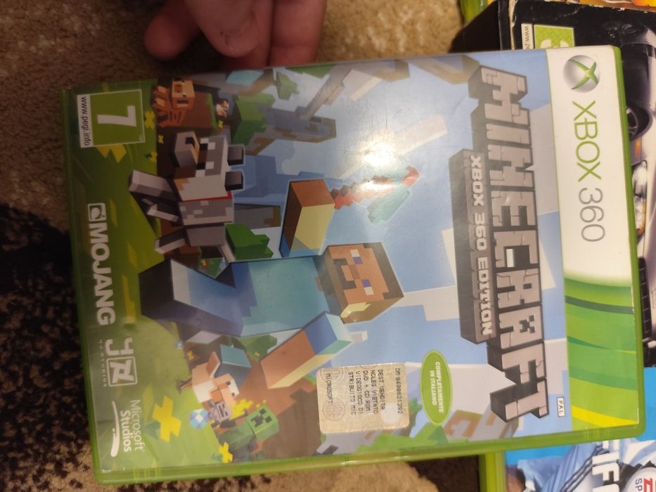 Vând Xbox360 cu 4 jocuri +2controalere