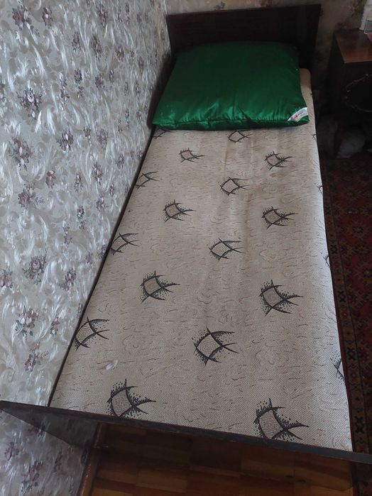 Продается б/у кровать с подушкой