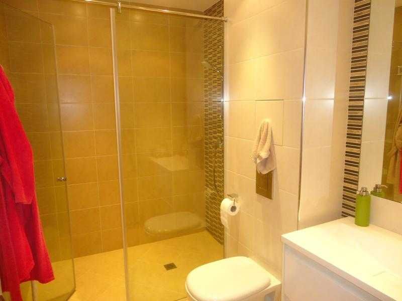 Дава се под наем Тристаен апартамент в Бургас, Център - 100 кв.м за 847.62 € - Снимка #11