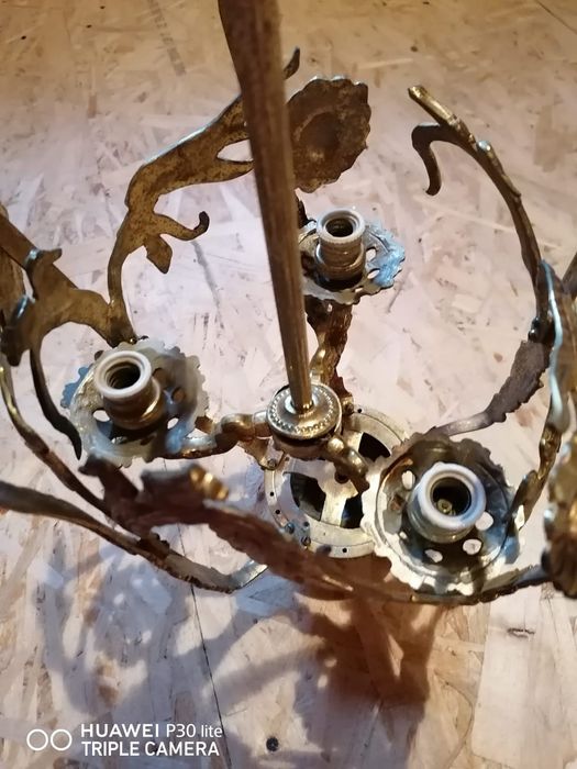 Lustra de epoca, alama