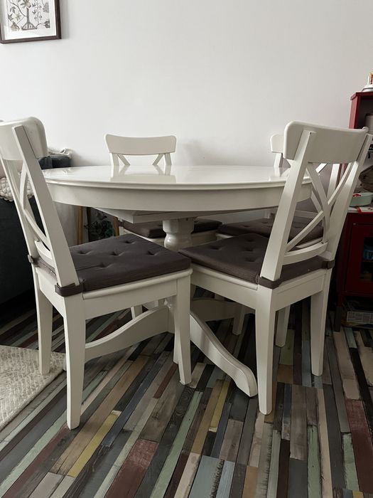 Masă + 4 scaune, alb/alb, 110/155 cm, ROSENTORP IKEA  + 4 perne gri JUSTINA
