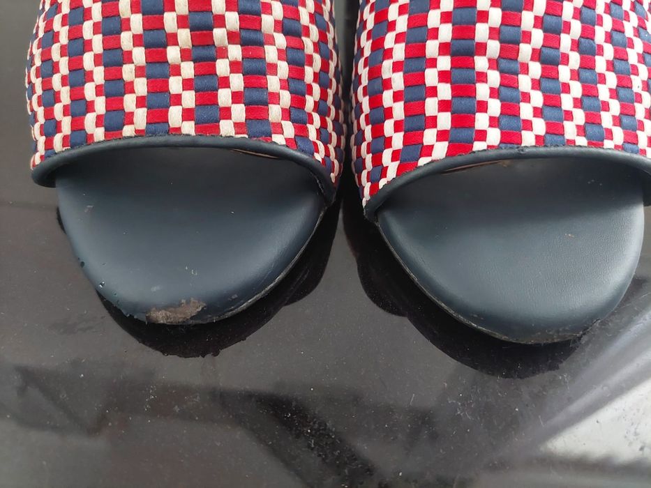 Маркови чехли и сандали на разпродажба