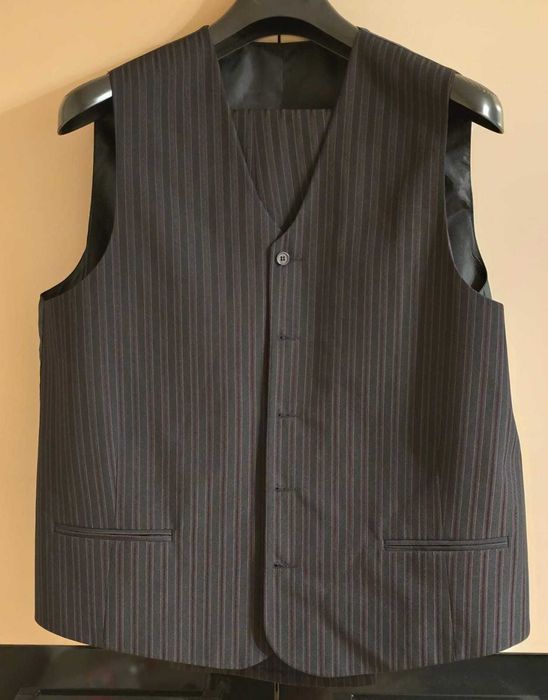 Vând costum bărbați, negru cu dungi, 3 piese, mărimea 56, 450 lei