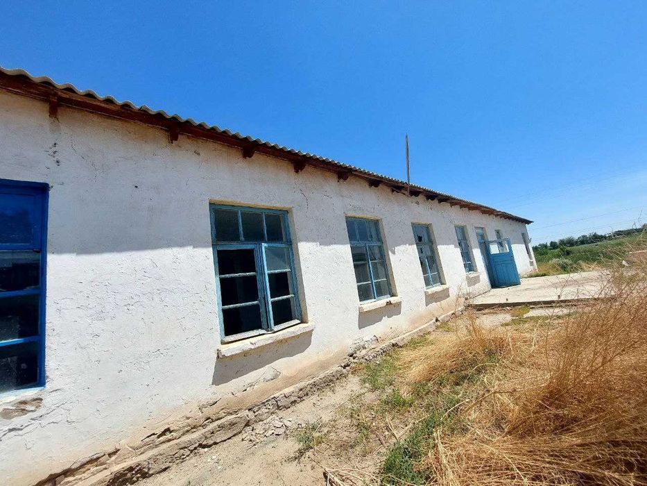 Noturar bino sotiladi