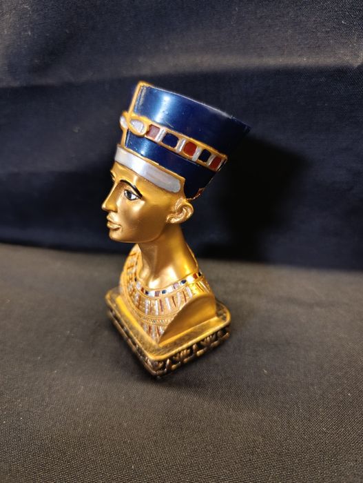 Бюст на Нефертити