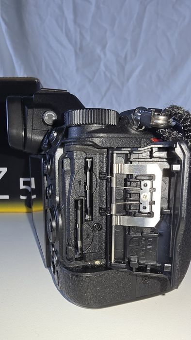 Nikon Z5 (Body) Пълен комплект, отлично състояние