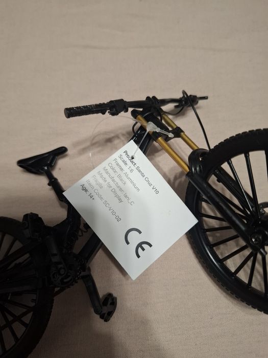 Bicicleta miniatura 1:6 Santa Cruz V10 customized