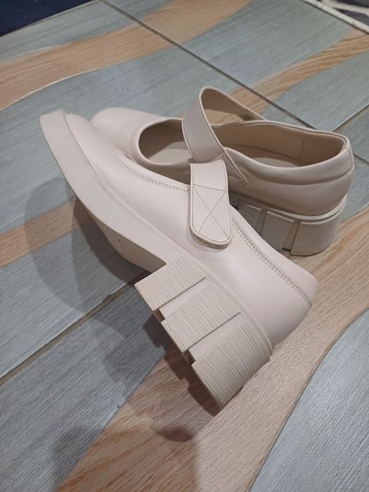 Продам туфли бежевые