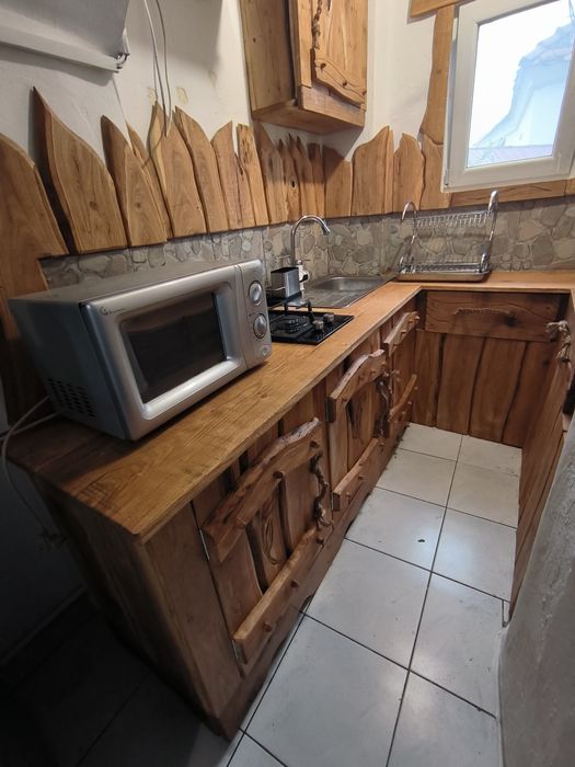 Mobilier rustic din lemn masiv