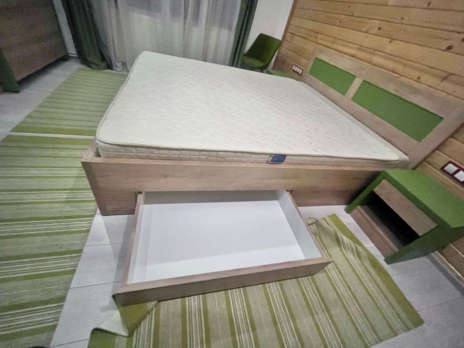 Vând pat matrimonial 2x1,8m