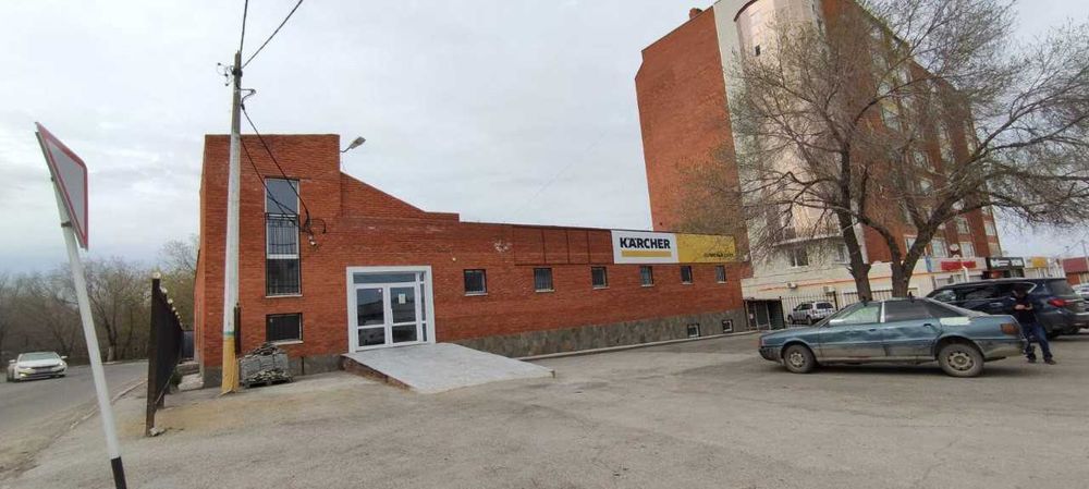 Отдельно стоящее здание в центре города.