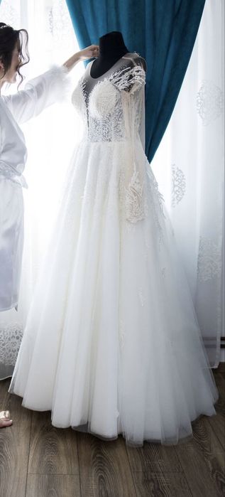 Vand rochie mireasa!