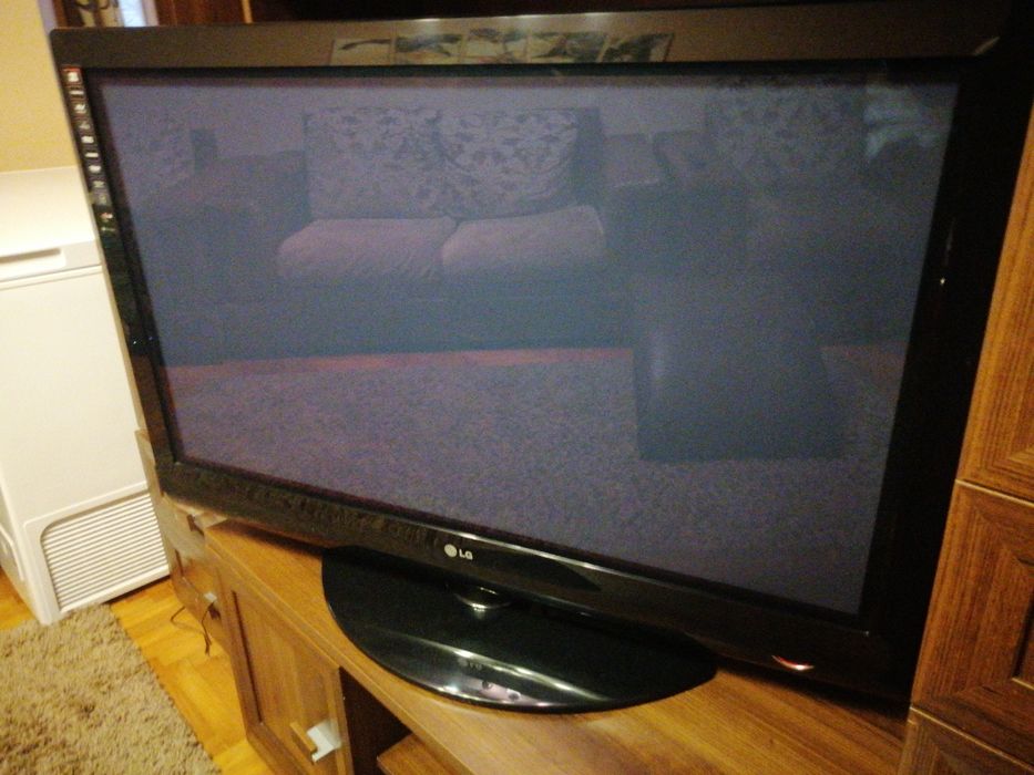 TV LG 108 cm funcționează excelent