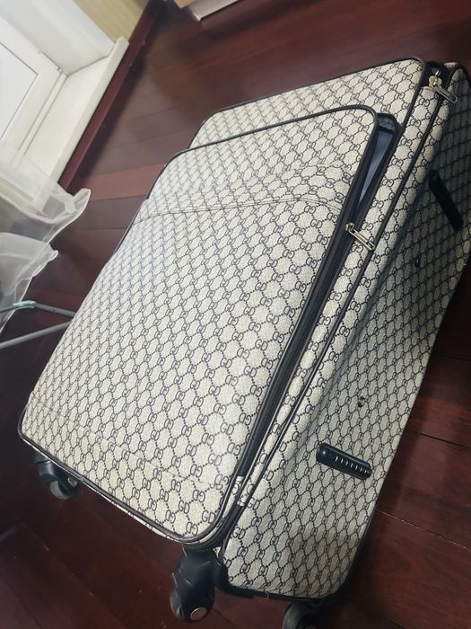 Чемодан на колесиках