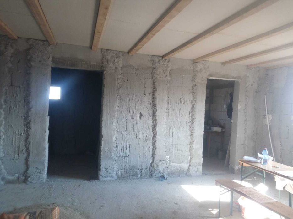 Casa la rosu cu teren