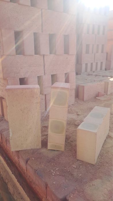 Красный жженый кирпич