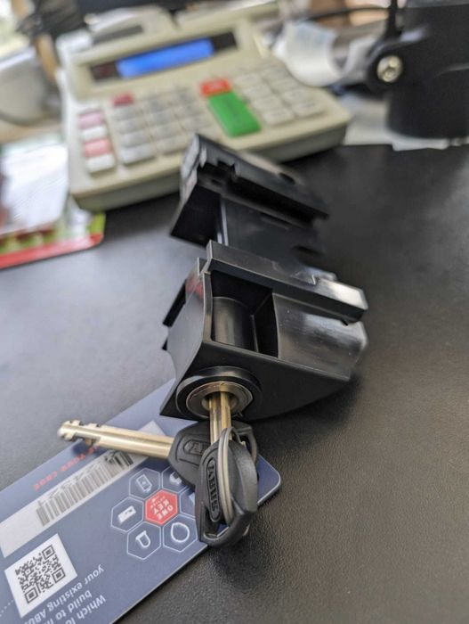 Incuietoare baterie bicicleta electrica pe portbagaj XPlus lock