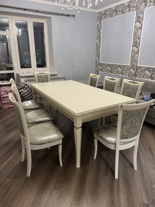 Раскладной стол с 8 стульями