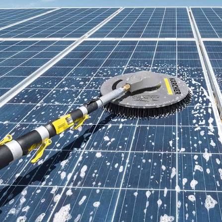 Servicii profesionale de spălare panouri fotovoltaice