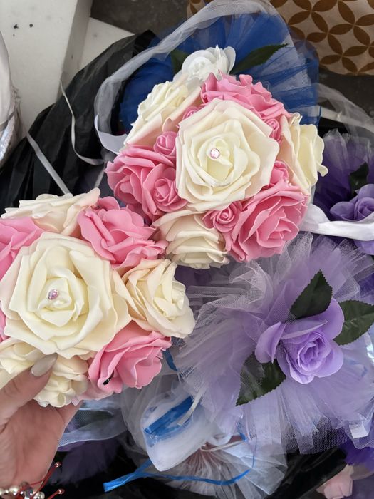 Flori de pus pe masini la nuntasi