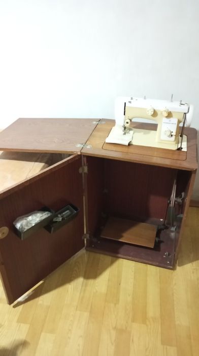 Продам швейную машину