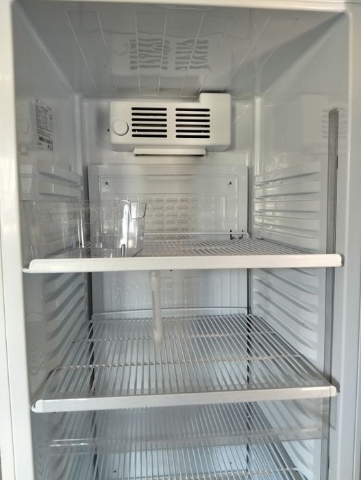 Продам витриный холодильник