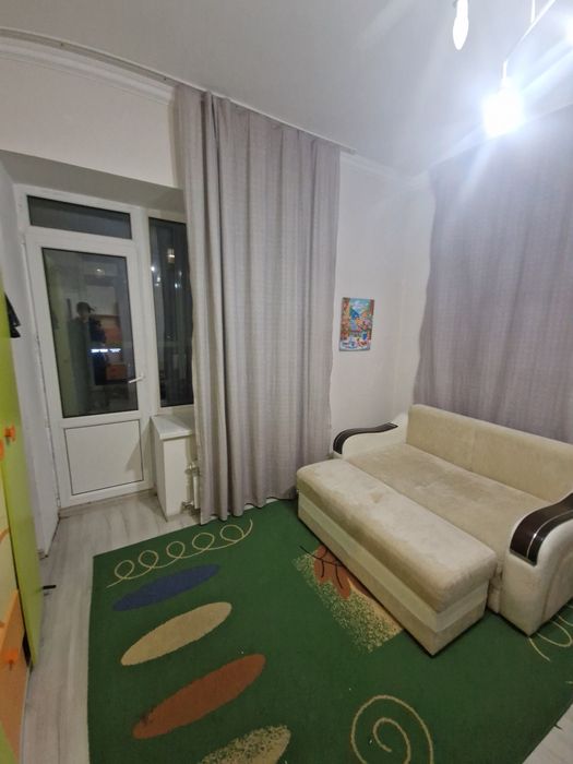 2 дивана (второй по меньше)