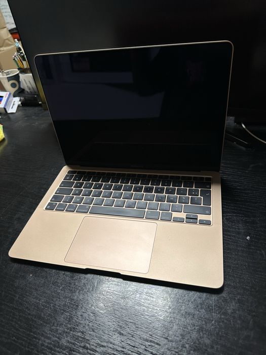 Macbook Air M1 Gold - Заключен с iCloud