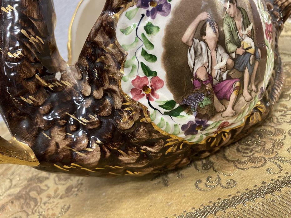 Белгийска кашпа от порцелан лебед