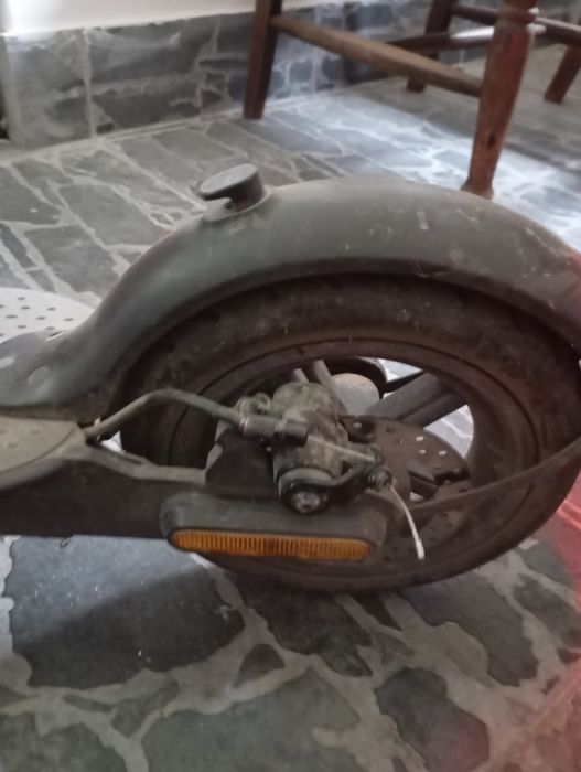 Вдига 20.Издържа 7км.Върви перфектно.Има малко драскотини