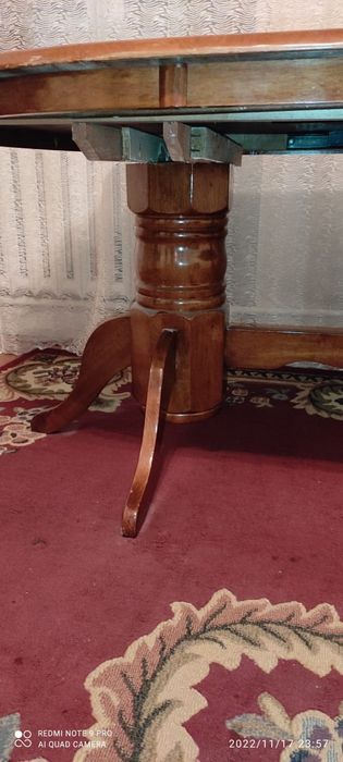 Срочно продам стол в гостинную без стульев.