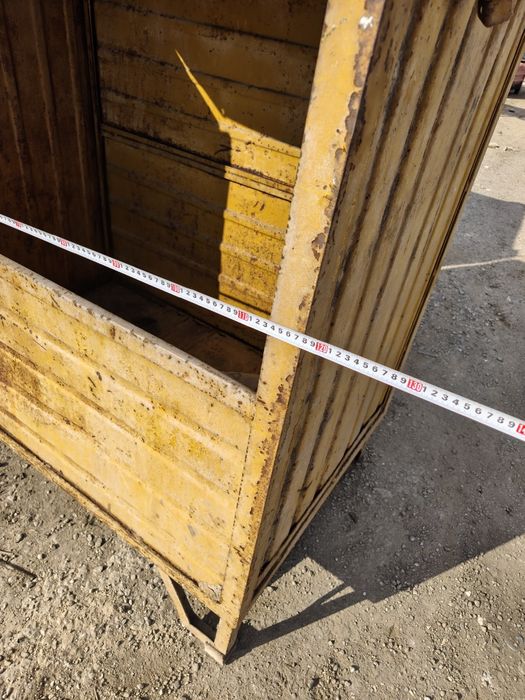Продавам метални сандъци,палети