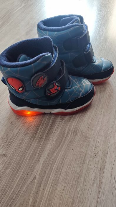 Vând ghete îmblănite Nr 27, model Spiderman cu Leduri