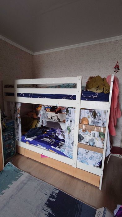 Двухъярусная деревянная кровать с ящиком для хранения.