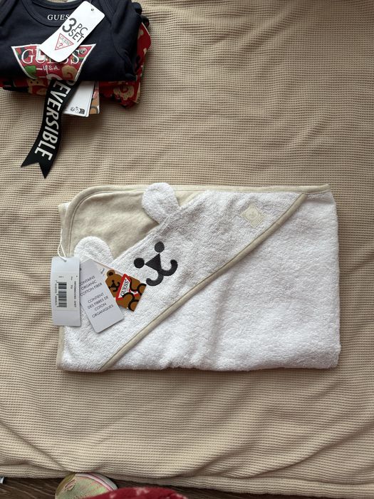 Хавлия с мече в бяло и бежово за новородено Guess